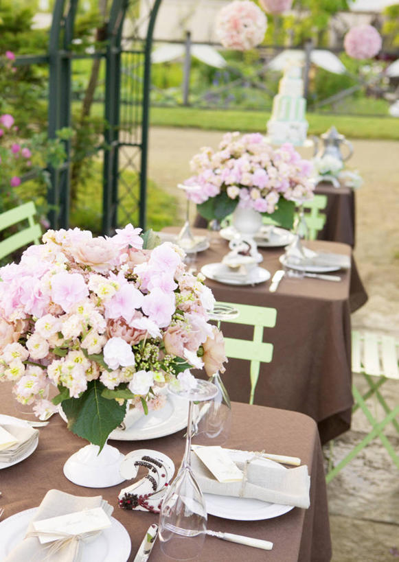 无人,新娘,竖图,室外,白天,正面,爱情,婚礼,快乐,幸福,纯洁,热情,骄傲,草地,草坪,植物,餐桌,桌子,八仙花,玫瑰,餐具,椅子,一排,朦胧,模糊,庆祝,整齐,并列,并排,盛开,布料,叉子,刀叉,刀子,碟子,盘,陶瓷,木椅,玫瑰花,陶瓷制品,结婚,浪漫,花蕾,布纹,桌布,草,花,花瓣,花朵,鲜花,树,树木,排列,粉色,绿色,自然,盘子,餐巾,容器,碟,台布,碗,花苞,花蕊,绣球花,温暖,温馨,喜庆,恩爱,生长,成长,餐台,纪念,储藏,紫阳花,洋绣球,和睦,储存,队列,餐刀,感动,平行,餐叉,草绣球,斗球,七变化,粉团花,尊敬,善变,天真,刺玫花,徘徊花,进餐用具,餐桌布,彩图,高兴,融洽,贮存