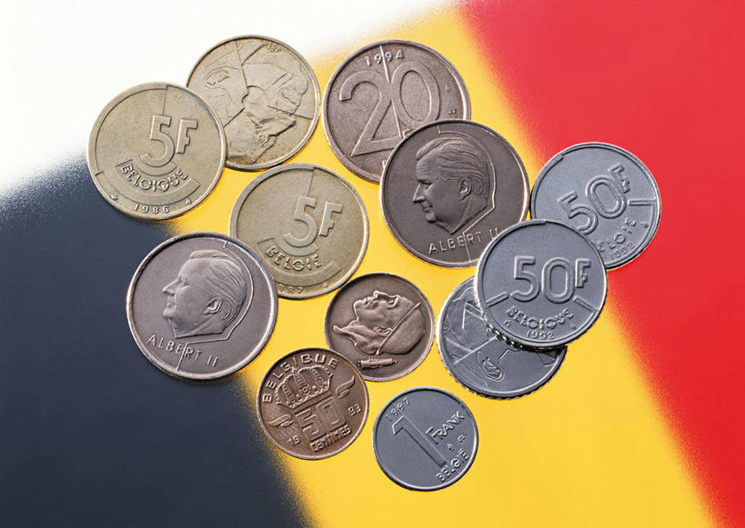 无人,横图,俯视,室内,特写,白天,钱,静物,旗帜,国旗,一堆,许多,阴影,堆叠,堆积,反射,英文,标志,钱币,数字,文字,影子,字符,字母,银色,很多,标识,黄色,红色,黑色,金色,金融,摄影,阿拉伯数字,影棚,经济,堆,英文字母,流通,贸易,货币,现金,硬币,旗,彩图,高角度拍摄,影棚拍摄,拍摄,比利时货币,比利时国旗,比利时法郎