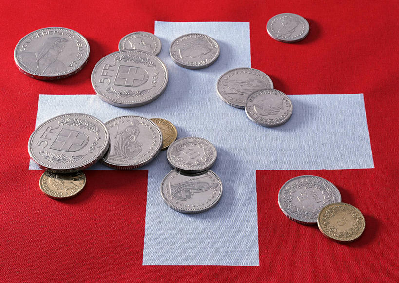 无人,横图,俯视,室内,特写,白天,钱,静物,旗帜,国旗,一堆,许多,阴影,堆叠,堆积,反射,英文,标志,钱币,数字,文字,影子,字符,字母,银色,很多,标识,金色,金融,摄影,阿拉伯数字,影棚,经济,堆,英文字母,瑞士法郎,流通,贸易,瑞士国旗,货币,现金,硬币,旗,彩图,高角度拍摄,影棚拍摄,拍摄,瑞士货币