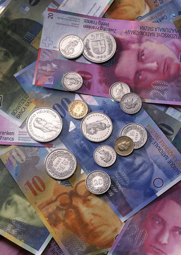 西方人,脸,头,脸颊,无人,竖图,俯视,室内,特写,白天,钱,静物,欧洲,欧洲人,一堆,许多,阴影,堆叠,堆积,反射,英文,标志,钱币,数字,文字,影子,字符,字母,银色,很多,许多人,注视,标识,观察,看,一群人,金色,钞票,金融,纸币,摄影,阿拉伯数字,影棚,经济,观看,堆,英文字母,察看,瑞士法郎,关注,流通,纸钞,贸易,货币,现金,硬币,男人,男性,中年男性,白种人,头部,脸部,脸蛋,面部,半身,彩图,高角度拍摄,影棚拍摄,拍摄,瑞士货币