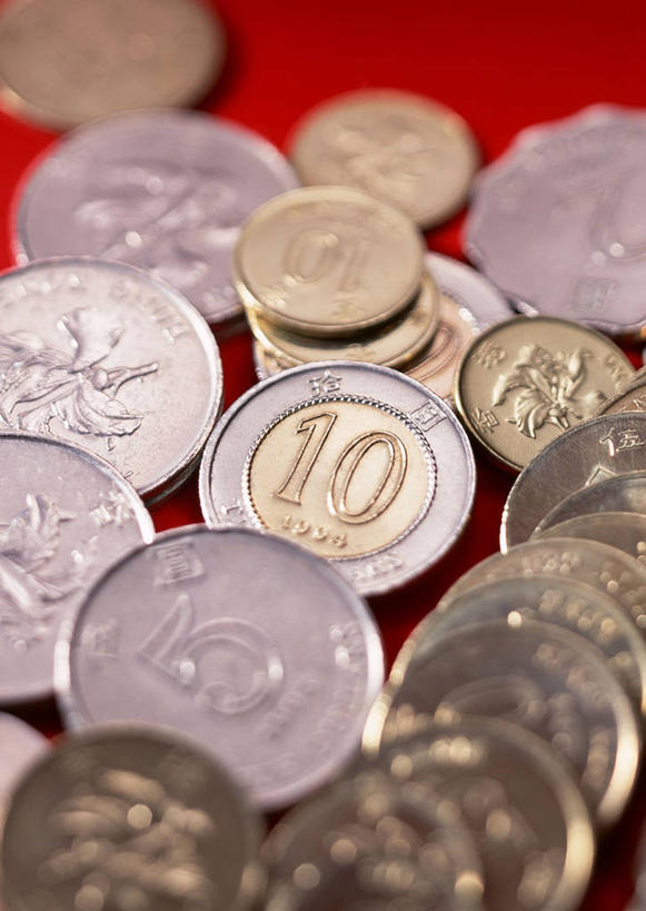 无人,竖图,俯视,室内,特写,白天,钱,静物,一堆,许多,阴影,堆叠,堆积,红色背景,反射,英文,标志,钱币,数字,文字,影子,字符,字母,银色,很多,标识,金色,金融,摄影,阿拉伯数字,影棚,港币,经济,堆,英文字母,流通,贸易,货币,现金,硬币,彩图,高角度拍摄,影棚拍摄,拍摄,港元