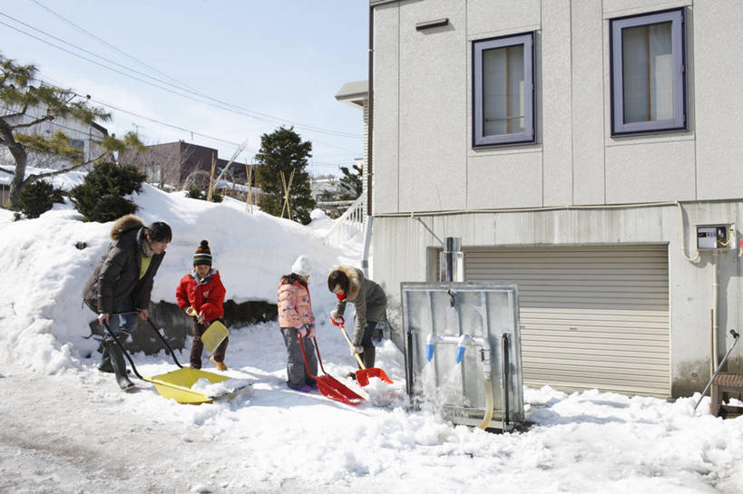 东方人,儿童,中年人,四个人,家庭,夫妻,母亲,父亲,女儿,儿子,家,站,横图,室外,白天,正面,爱情,纯洁,雪,植物,大雪,窗户,帽子,亚洲,握,阴影,服装,装饰,光线,影子,房屋,墙,屋子,积雪,雪景,冬季,冬天,公寓,浪漫,拿,拿着,注视,休闲装,黄种人,洋房,楼房,玻璃窗,墙壁,墙面,住宅,树,树木,小孩,衣服,蓝色,绿色,蓝天,天空,阳光,自然,围巾,天,观察,看,站着,休闲,温暖,温馨,父女,父子,母女,母子,一家人,休闲服,恩爱,父爱,寒冷,可爱,母爱,童年,童趣,握着,恋人,服饰,生长,晴朗,成长,围脖,观看,保暖,华丽,点缀,和睦,察看,御寒,关注,童真,烂漫,无邪,万里无云,衬托,美观,雅致,雅观,棉帽,严寒,除雪板,除雪铲,清雪板,清雪铲,扫雪板,扫雪铲,推雪板,推雪铲,天真,男孩,男人,男性,女孩,女人,女性,中年男性,中年女性,亚洲人,孩子,夫妇,情侣,晴空,晴空万里,站立,彩图,全身,房子,伴侣,融洽,男生,女生