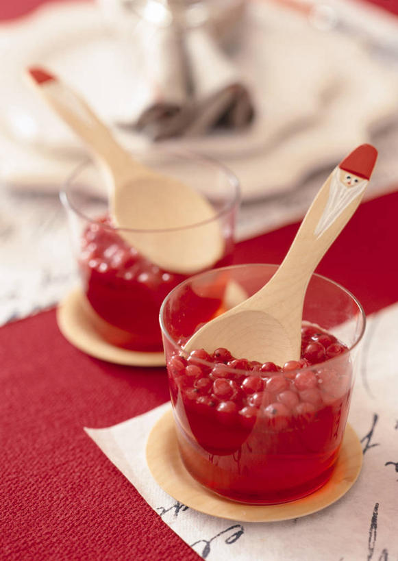 无人,竖图,俯视,室内,特写,白天,餐桌,桌子,樱桃,杯子,水果,阴影,朦胧,模糊,新鲜,反射,布料,影子,勺子,生食,食品,果实,杯垫,两把,布纹,玻璃制品,桌布,食物,红色,餐巾,水杯,垫子,调羹,台布,汤匙,果酱,有机食品,绿色食品,餐台,樱桃酱,果子酱,玻璃杯,樱珠,莺桃,英桃,楔桃,牛桃,荆桃,彩图,高角度拍摄