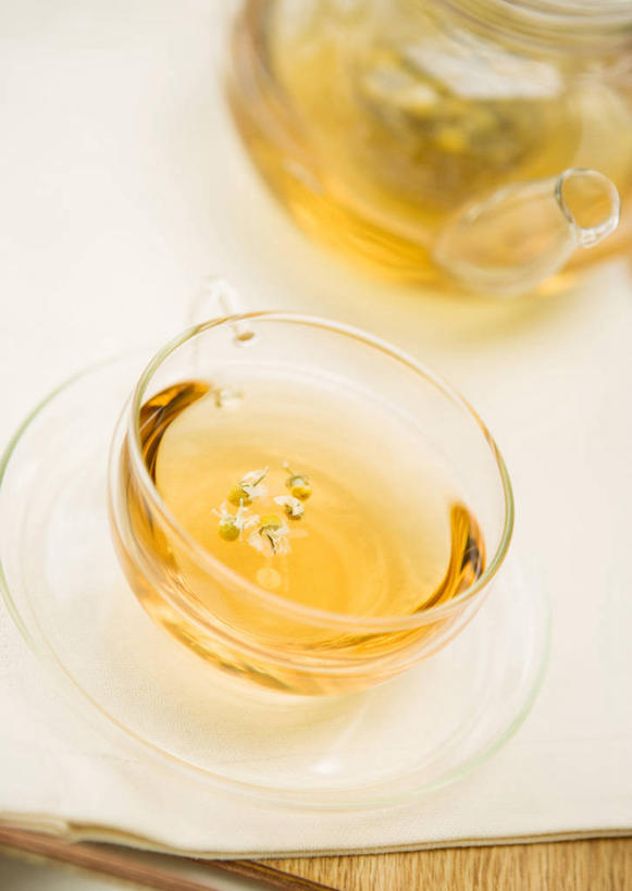 无人,竖图,俯视,室内,特写,白天,幸福,茶,桌面,桌子,杯子,玻璃,阴影,朦胧,模糊,反射,木制,布料,壶,影子,茶叶,饮品,布纹,娱乐,玻璃制品,水壶,桌布,餐巾,茶壶,木制品,容器,水杯,台布,花茶,享受,休闲,温馨,放松,乐趣,保健,养生,花草茶,舒适,香花茶,香片,熏花茶,茶杯,餐桌布,彩图,高角度拍摄,洋甘菊茶