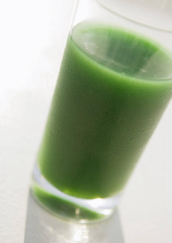 无人,竖图,俯视,室内,特写,白天,农作物,小麦,餐桌,桌子,杯子,阴影,朦胧,模糊,反射,影子,谷物,饮品,一杯,蔬菜汁,玻璃制品,饮料,水杯,麦子,餐台,可口,适口,玻璃杯,彩图,高角度拍摄,小麦草汁