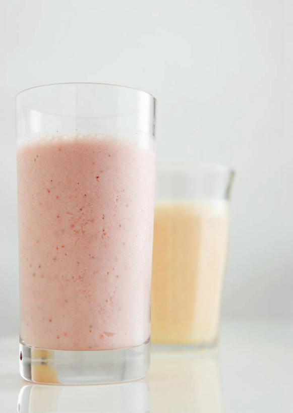 无人,竖图,室内,特写,白天,白色背景,正面,杯子,阴影,反射,影子,食品,甜点,甜品,两杯,玻璃制品,食物,饮料,两个,水杯,甜食,冰淇淋,摄影,影棚,鲜奶,奶昔,草莓奶昔,玻璃杯,彩图,影棚拍摄,拍摄,芒果奶昔