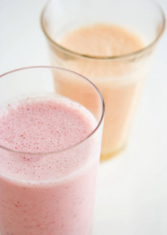 无人,竖图,俯视,室内,特写,白天,白色背景,杯子,阴影,朦胧,模糊,反射,影子,食品,甜点,甜品,两杯,玻璃制品,食物,饮料,两个,水杯,甜食,冰淇淋,摄影,影棚,鲜奶,奶昔,草莓奶昔,玻璃杯,彩图,高角度拍摄,影棚拍摄,拍摄,芒果奶昔