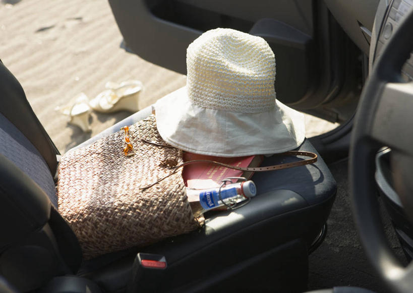 无人,横图,俯视,室内,特写,白天,汽车,静物,帽子,一辆,阴影,光线,包,草帽,影子,车,阳光,交通工具,轿车,打开,单肩包,开启,载具,一顶,彩图,高角度拍摄,草编包