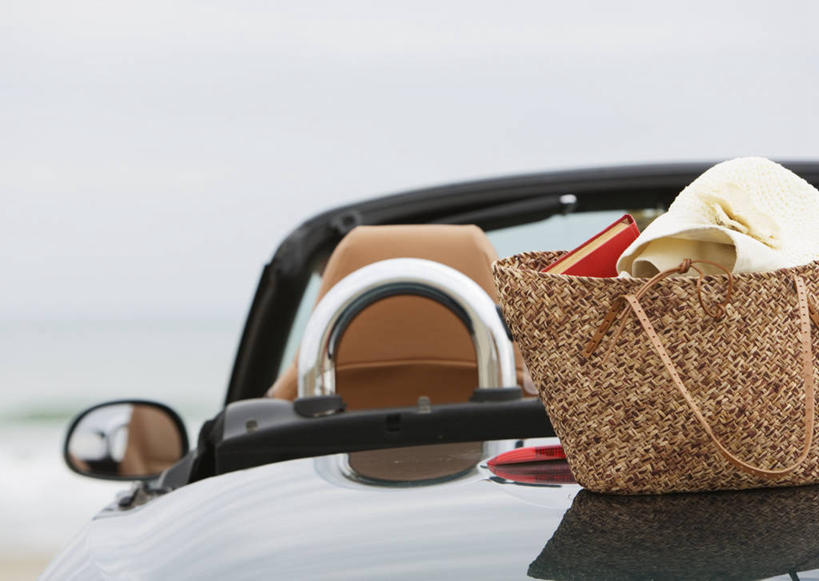 无人,横图,室外,白天,正面,安全,美景,镜子,汽车,帽子,一辆,阴影,朦胧,模糊,反射,光线,包,草帽,影子,景观,跑车,车,蓝色,蓝天,天空,阳光,自然,交通工具,天,景色,后视镜,晴朗,单肩包,镜像,生命,镜面,自然风光,载具,敞篷跑车,万里无云,光学,侧视镜,晴空,晴空万里,彩图,草编包