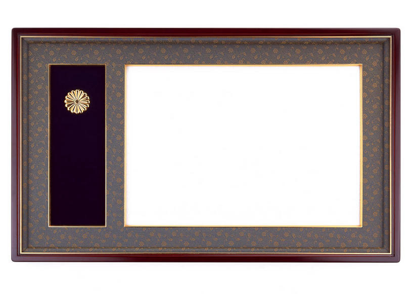 无人,横图,室内,特写,白天,白色背景,正面,静物,相框,装饰,方形,纸,红色,黑色,灰色,框架,金色,摄影,影棚,华丽,修饰,点缀,宣纸,衬托,美观,雅致,雅观,纸寿千年,纸中之王,泾县纸,彩图,影棚拍摄,拍摄