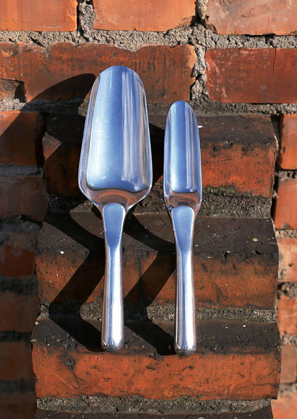 无人,竖图,俯视,室外,特写,白天,建材,建筑,静物,金属制品,阴影,光线,金属,材料,铁铲,影子,砖,砖块,阳光,砖头,建造,红砖,耙子,石料,彩图,高角度拍摄,砌墙砖