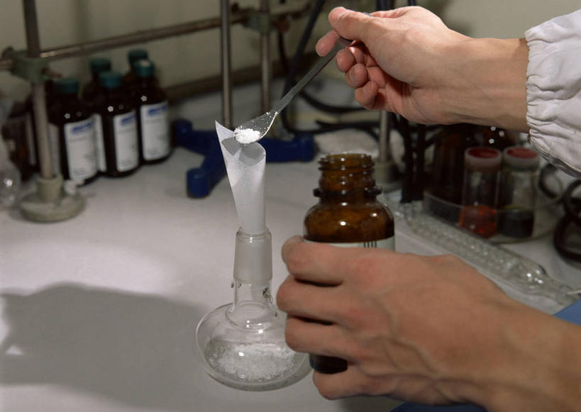 东方人,手,一个人,科学家,横图,俯视,室内,特写,白天,实验,仪器,桌子,亚洲,双手,仅一个男性,仅一个人,握,阴影,服装,研究,透明,反射,分析,化学,测试,粉末,试剂瓶,影子,勺子,实验室,研究室,黄种人,玻璃制品,仅一个年轻男性,衣服,白色,玻璃瓶,瓶子,手部,粉,器皿,握着,服饰,衣着,科研人员,白大褂,穿着,研究者,计量,试验室,实验服,科学研究者,玻璃仪器,试验耗材,实验用品,粉状,粉剂,衣饰,男人,男性,年轻男性,亚洲人,科学工作者,半身,彩图,高角度拍摄,实验衣