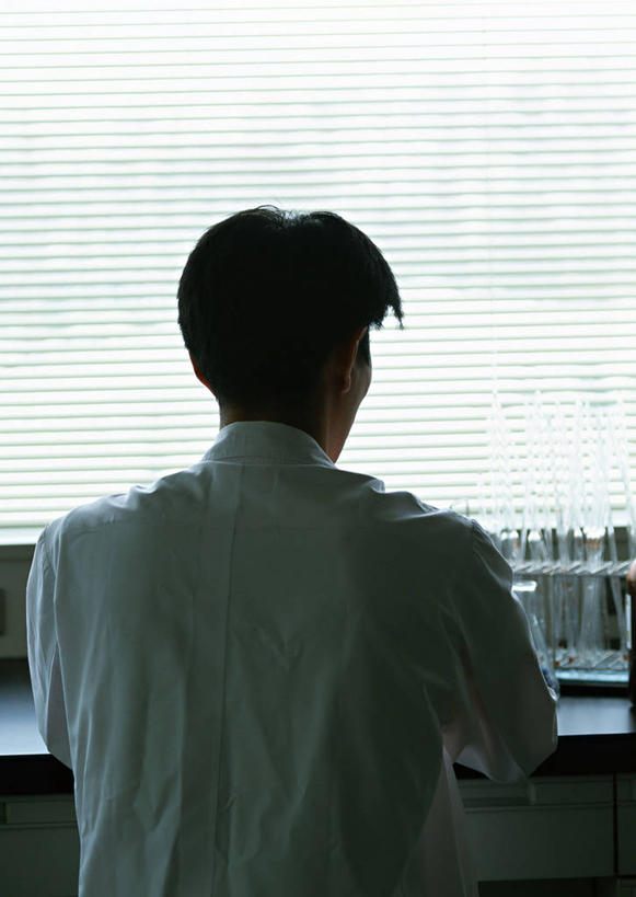 东方人,一个人,科学家,坐,竖图,室内,白天,实验,仪器,窗户,桌子,亚洲,仅一个男性,仅一个人,阴影,服装,研究,透明,反射,分析,化学,测试,试剂瓶,影子,百叶窗,实验室,研究室,黄种人,玻璃制品,仅一个年轻男性,背面,衣服,白色,玻璃瓶,瓶子,器皿,服饰,衣着,科研人员,白大褂,穿着,研究者,计量,试验室,实验服,科学研究者,玻璃仪器,试验耗材,实验用品,衣饰,男人,男性,年轻男性,亚洲人,科学工作者,坐着,半身,彩图,实验衣