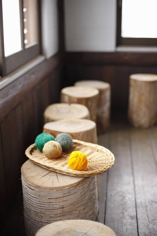 无人,竖图,俯视,室内,特写,白天,窗户,地板,静物,阴影,朦胧,模糊,卷曲,编织,缠绕,反射,扁担,影子,墙,织物,地面,线团,木地板,玻璃窗,墙壁,墙面,纺织,三个,黄色,绿色,灰色,毛线,农具,竹木用具,彩图,高角度拍摄