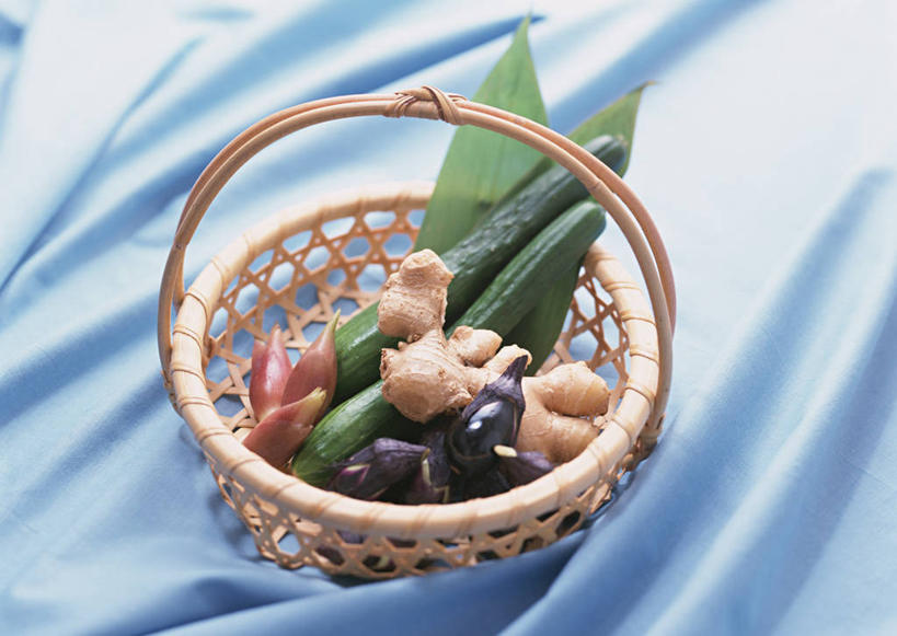 无人,交叉,横图,俯视,室内,特写,白天,植物,桌面,桌子,竹子,黄瓜,姜,茄子,蔬菜,叶子,一堆,许多,阴影,堆叠,堆积,花纹,竹制,新鲜,透明,编织,反射,木制,篮子,图案,纹理,影子,食品,绿叶,很多,布纹,食物,一个,蓝色,绿色,木制品,竹篮,嫩叶,摄影,有机食品,绿色食品,影棚,单个,竹条,堆,布匹,交织,白布,竹制品,止咳,肌理,止痛,解毒,理智,沉静,穿插,冷色,高深,冷淡,发汗,温肺,温胃,行气,止呕,百辣云,叶,叶片,叶脉,生姜,青瓜,落苏,酪酥,老姜,昆仑瓜,胡瓜,矮瓜,彩图,高角度拍摄,影棚拍摄,拍摄,散寒