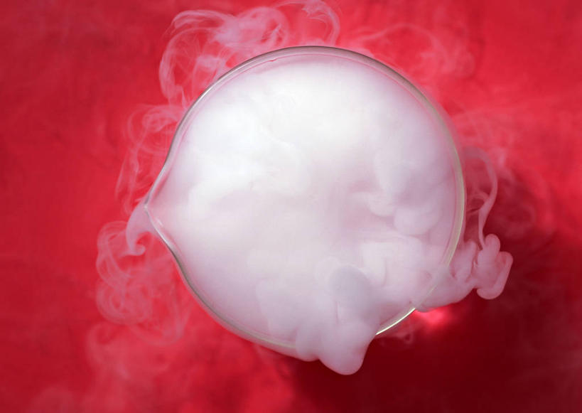 无人,横图,俯视,室内,特写,白天,实验,仪器,杯子,红色背景,研究,透明,分析,化学,测试,烧杯,烟雾,玻璃制品,一个,玻璃瓶,瓶子,器皿,摄影,影棚,单个,计量,玻璃仪器,试验耗材,实验用品,玻璃杯,彩图,高角度拍摄,影棚拍摄,拍摄