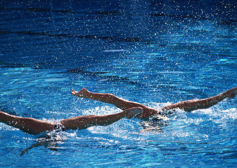 花样游泳,游泳,西方人,两个人,伙伴,朋友,运动员,游泳池,横图,室外,白天,正面,锻炼,快乐,友谊,比赛,运动,合作,团队,竞争,水,欧洲,欧洲人,阴影,飞溅,溅,光线,液体,影子,水池,水滴,水面,娱乐,泳池,水珠,阳光,休闲,战略,张开双腿,体育运动,喷洒,联合,合谋,泅水,拍浮,展开双腿,配合,体育,协作,年轻女性,女人,女性,白种人,体育运动员,运动选手,半身,彩图,健身,伸展双腿