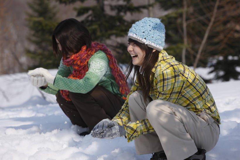 东方人,两个人,家庭,蹲,笑,微笑,露齿笑,横图,室外,白天,侧面,森林,树林,雪,植物,大雪,帽子,亚洲,握,阴影,服装,朦胧,模糊,装饰,光线,影子,积雪,雪景,冬季,冬天,拿,拿着,注视,休闲装,黄种人,树,树木,衣服,绿色,阳光,自然,围巾,观察,看,休闲,温暖,温馨,一家人,休闲服,寒冷,握着,服饰,生长,成长,围脖,观看,保暖,华丽,点缀,和睦,察看,御寒,关注,衬托,美观,雅致,雅观,棉帽,严寒,年轻女性,女人,女性,亚洲人,蹲着,半身,彩图,融洽