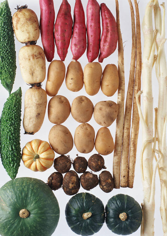 无人,竖图,俯视,室内,特写,白天,白色背景,植物,桌面,桌子,当归,红薯,南瓜,蔬菜,土豆,一排,许多,阴影,新鲜,整齐,并列,并排,反射,木制,影子,金瓜,苦瓜,茭白,芋头,食品,根,草药,药草,很多,藕,中药,番瓜,食物,排列,木制品,毛芋,毛芋头,凉瓜,芋奶,摄影,有机食品,绿色食品,影棚,麦瓜,倭瓜,队列,药材,中草药,平行,中药材,本草,馍馍蛋,青芋,茭瓜,君子菜,癞瓜,癞葡萄,出隧,高笋,菰菜,菰蒋子,菰手,菰首,菰笋,茭粑,茭耳菜,茭首,茭笋,绿节,芋子,莲藕,云归,西当归,秦归,岷当归,芋艿,洋芋,山芋,山药蛋,马铃薯,甘薯,番薯,地瓜,彩图,高角度拍摄,影棚拍摄,拍摄