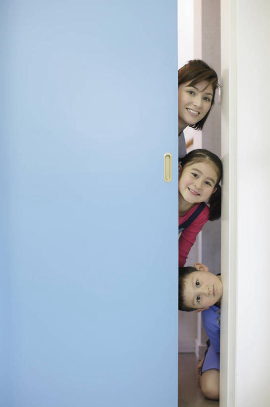 东方人,儿童,中年人,三个人,家庭,母亲,女儿,儿子,站,笑,微笑,露齿笑,竖图,室内,白天,正面,游戏,纯洁,门,亚洲,服装,墙,玩,注视,休闲装,黄种人,娱乐,墙壁,墙面,小孩,衣服,蓝色,白色,门框,观察,看,站着,休闲,温暖,温馨,母女,母子,一家人,休闲服,可爱,母爱,童年,童趣,服饰,观看,活动,和睦,察看,捉迷藏,发泄,关注,消遣,智力,躲猫猫,童真,烂漫,无邪,宣泄,天真,男孩,男人,男性,女孩,女人,女性,中年女性,亚洲人,孩子,玩耍,嬉戏,站立,半身,彩图,融洽,男生,女生