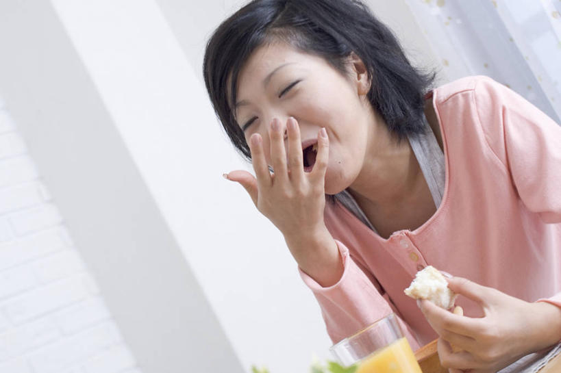 点心,面包,果汁,东方人,一个人,坐,横图,室内,白天,正面,餐桌,窗户,桌子,杯子,亚洲,仅一个年轻女性,仅一个女性,仅一个人,握,服装,墙,橙汁,食品,面点,饮品,一杯,拿,拿着,注视,休闲装,黄种人,玻璃窗,墙壁,墙面,玻璃制品,食物,糕点,饮料,衣服,粉色,水杯,观察,看,张嘴,休闲,休闲服,握着,遮,遮掩,服饰,餐台,观看,察看,掩盖,遮挡,甜橙,关注,可口,张大嘴巴,遮盖,掩饰,适口,年轻女性,女人,女性,亚洲人,玻璃杯,张开嘴,橙子,橙,坐着,半身,彩图,鹄壳,黄橙,黄果,金橙,金环,金球,糖橙