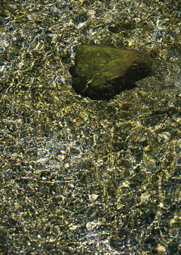 无人,公园,竖图,俯视,室外,特写,白天,旅游,度假,湖,湖泊,石头,美景,水,日本,亚洲,波纹,石子,湖面,景观,水流,水面,涟漪,娱乐,倒影,水纹,自然,波浪,湖水,享受,休闲,景色,放松,倒映,自然风光,东亚,日本国,九州本岛,九州,九州岛,九州地方,水晕,熊本,熊本县,反照,石块,岩石,彩图,高角度拍摄,阿苏郡,高森町,高森涌水隧道公园