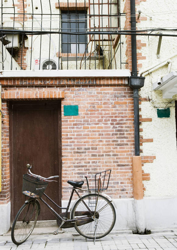 无人,家,栏杆,竖图,室外,白天,正面,度假,美景,窗户,门,城市风光,城市,自行车,上海,中国,亚洲,一辆,标志,数字,文字,字符,房屋,墙,屋子,景观,公寓,围栏,门牌,娱乐,标识,洋房,护栏,楼房,玻璃窗,墙壁,墙面,住宅,车,脚踏车,门框,交通工具,享受,休闲,景色,放松,阿拉伯数字,申,载具,东亚,静安区,上海市,中华人民共和国,沪,华东地区,彩图,房子