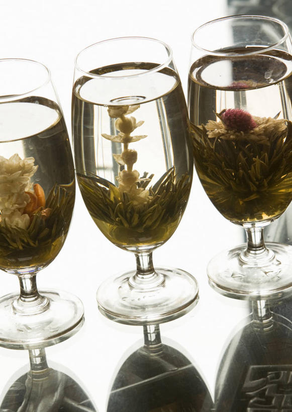 无人,竖图,俯视,室内,特写,白天,幸福,茶,桌面,桌子,杯子,一排,阴影,整齐,反射,木制,影子,茶叶,饮品,三杯,娱乐,茶楼,玻璃制品,排列,三个,木制品,水杯,茶馆,花茶,享受,休闲,温馨,放松,乐趣,保健,养生,茶室,花草茶,舒适,队列,香花茶,香片,熏花茶,茶房,茶肆,玻璃杯,彩图,高角度拍摄