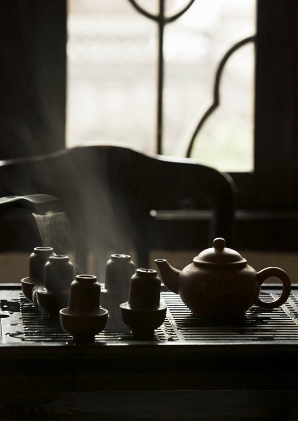 无人,竖图,室内,白天,正面,幸福,雾,茶,窗户,桌面,桌子,杯子,一排,许多,阴影,沸腾,朦胧,模糊,整齐,并列,并排,反射,木制,蒸汽,影子,墙,茶叶,水蒸气,雾气,很多,娱乐,茶楼,玻璃窗,墙壁,墙面,排列,木制品,水杯,茶馆,享受,休闲,温馨,放松,乐趣,茶室,气体,提神,舒适,队列,醒脑,平行,蒸发,茶房,茶肆,茶杯,彩图