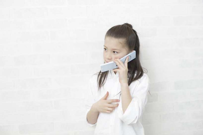 东方人,儿童,一个人,站,说,打电话,横图,室内,白天,白色背景,正面,讨论,纯洁,电话,手机,亚洲,仅一个女性,仅一个人,握,阴影,服装,反射,影子,听,注视,休闲装,黄种人,通讯设备,小孩,衣服,白色,观察,看,站着,仅一个小孩,休闲,休闲服,可爱,童年,童趣,握着,摄影,服饰,影棚,观看,察看,卫生,关注,童真,纯真,烂漫,无邪,一部,洁净,光明,恬静,中间色,朴素,清白,交流,天真,女孩,女人,女性,亚洲人,孩子,沟通,讲话,交谈,商讨,说话,谈话,通话,站立,半身,彩图,影棚拍摄,拍摄,女生