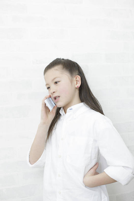 东方人,儿童,一个人,站,说,打电话,竖图,室内,白天,白色背景,侧面,讨论,纯洁,电话,手机,亚洲,仅一个女性,仅一个人,握,服装,注视,休闲装,黄种人,通讯设备,手叉腰,小孩,衣服,白色,叉腰,观察,看,站着,仅一个小孩,休闲,休闲服,可爱,童年,童趣,握着,摄影,服饰,影棚,观看,察看,卫生,关注,童真,纯真,烂漫,无邪,一部,洁净,光明,恬静,中间色,朴素,清白,单手叉腰,交流,天真,女孩,女人,女性,亚洲人,孩子,沟通,讲话,交谈,商讨,说话,谈话,通话,站立,半身,彩图,影棚拍摄,拍摄,女生