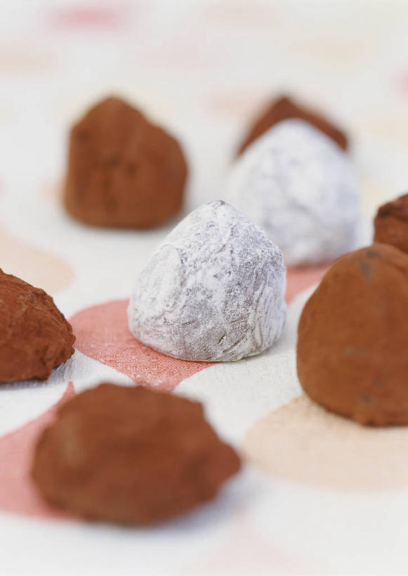 无人,竖图,俯视,室内,特写,白天,桌面,桌子,情人节,阴影,节日,朦胧,模糊,庆祝,反射,木制,影子,食品,糖,糖果,甜点,甜品,松露巧克力,文化,食物,木制品,甜食,巧克力,庆典,纪念,朱古力,彩图,高角度拍摄