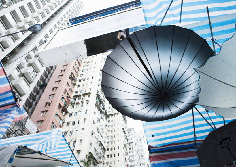 无人,家,高楼大厦,横图,室外,白天,仰视,度假,美景,城市风光,标志建筑,城市,大厦,地标,建筑,摩天大楼,香港,中国,亚洲,吊挂,悬挂,阴影,光线,伞,影子,雨伞,遮阳伞,房屋,屋子,景观,公寓,挂,娱乐,阳伞,建设,洋房,楼房,住宅,阳光,享受,休闲,景色,放松,港,太阳伞,东亚,九龙,香港特别行政区,港澳台,中华人民共和国,九龙半岛,油尖旺区,彩图,低角度拍摄,房子,大楼,高层建筑,高楼,摩天楼