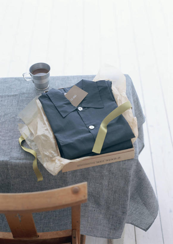 无人,竖图,俯视,室内,白天,衬衫,桌子,杯子,礼盒,礼物,椅子,父亲节,阴影,节日,庆祝,装饰,反射,丝绸,丝带,影子,纸盒,木椅,缎带,文化,绸带,盒子,包装盒,水杯,礼品盒,庆典,礼品,纪念,华丽,修饰,点缀,衬托,美观,雅致,雅观,茶杯,彩图,高角度拍摄,衬衣