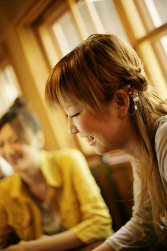 东方人,两个人,伙伴,朋友,坐,笑,微笑,竖图,室内,白天,正面,友谊,窗户,亚洲,服装,朦胧,模糊,装饰,头饰,注视,休闲装,黄种人,发簪,玻璃窗,衣服,发饰,饰品,观察,看,休闲,同学,休闲服,服饰,观看,华丽,修饰,点缀,察看,校友,关注,咖啡店,咖啡屋,配饰,衬托,美观,雅致,雅观,簪子,同窗,学友,友情,年轻女性,女人,女性,亚洲人,坐着,半身,彩图,咖啡馆