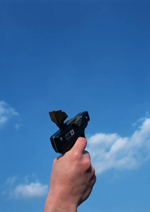 东方人,手,一个人,举,竖图,室外,特写,白天,仰视,比赛,亚洲,仅一个男性,仅一个人,裁判,握,传递,信息,发令枪,枪,云,云朵,拿,云彩,拿着,黄种人,仅一个年轻男性,蓝色,白云,蓝天,天空,天,托,手部,联络,握着,晴朗,单手,信号,集合,召唤,传达,号令,讯号,发声,男人,男性,年轻男性,亚洲人,晴空,举起,举手,举着,向上举,向上伸,向上托,半身,彩图,低角度拍摄