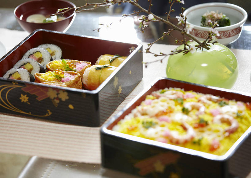 寿司,无人,横图,俯视,室内,特写,白天,烹饪,筷子,章鱼,萝卜,胡萝卜,黄瓜,蔬菜,土豆,餐具,新鲜,木盒,生菜,莴苣,肉,虾,日本料理,料理,食品,文化,传统,饼,藕,菜肴,美食,肉类,盒子,食物,碗,藕片,日式料理,日式,佳肴,有机食品,绿色食品,礼节,虾肉,石吸,死牛,望潮,坐蛸,礼仪,肉食,春菜,鹅仔菜,莴仔菜,千金菜,叶用莴苣,进餐用具,烹调用具,石居,八爪鱼,芋艿,洋芋,山药蛋,青瓜,马铃薯,胡瓜,红萝卜,甘荀,彩图,高角度拍摄