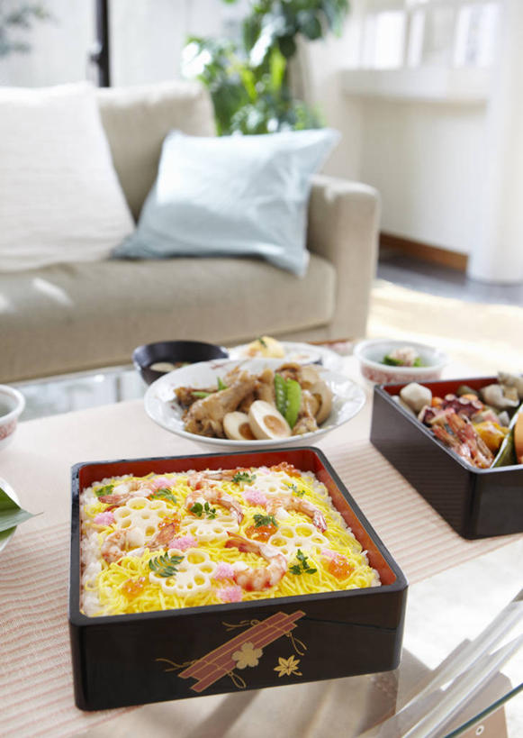 寿司,无人,竖图,俯视,室内,特写,白天,烹饪,植物,窗户,靠垫,筷子,落地窗,沙发,蔬菜,餐具,阴影,新鲜,光线,木盒,盆栽,影子,生菜,莴苣,肉,日本料理,料理,食品,靠枕,盆景,茶几,文化,传统,饼,藕,菜肴,美食,肉类,玻璃窗,盒子,食物,绿色,阳光,自然,垫子,碗,枕头,藕片,日式料理,日式,佳肴,有机食品,绿色食品,生长,成长,礼节,礼仪,肉食,布艺沙发,春菜,鹅仔菜,莴仔菜,千金菜,叶用莴苣,进餐用具,烹调用具,彩图,高角度拍摄