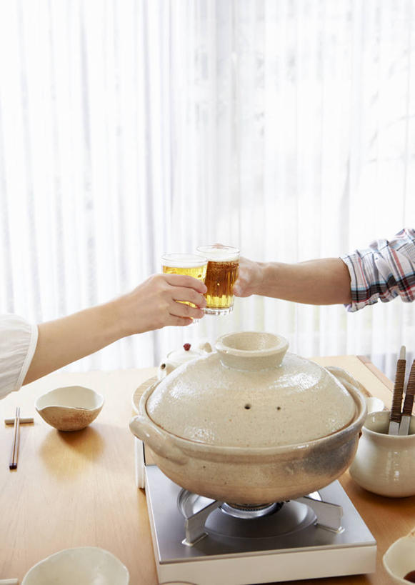 东方人,两个人,家庭,夫妻,客厅,坐,竖图,室内,白天,侧面,爱情,烹饪,餐桌,窗户,筷子,桌子,餐具,椅子,亚洲,握,服装,庆祝,碟子,盘,肉,日本料理,牛肉,料理,食品,浪漫,拿,拿着,休闲装,黄种人,文化,传统,菜肴,美食,肉类,玻璃窗,食物,衣服,盘子,碟,日式料理,干杯,碰杯,休闲,日式,温暖,温馨,一家人,休闲服,恩爱,交际,友好,握着,恋人,服饰,佳肴,餐台,礼节,庆贺,和睦,起居室,礼仪,敬酒,肉食,劝酒,寿喜锅,男人,男性,年轻男性,年轻女性,女人,女性,亚洲人,情侣,进餐用具,烹调用具,坐着,半身,彩图,牛肉火锅,伴侣,融洽