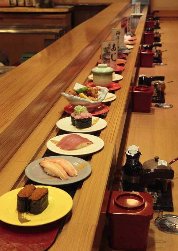 米饭,寿司,无人,餐厅,搬运,竖图,俯视,室内,白天,烹饪,餐桌,桌子,餐具,北海道,日本,亚洲,一排,许多,阴影,朦胧,模糊,整齐,反射,传输,碟子,盘,影子,日本料理,料理,食品,紫菜,饭,菜肴,美食,食物,排列,盘子,碟,日式料理,日式,运输,佳肴,餐台,五谷,传送带,便利,传送,队列,载具,醋饭,传输带,东亚,札幌,日本国,北海道地方,北海道岛,县厅,方便,寿司店,四喜饭,膜菜,索菜,坛紫菜,子菜,紫英,紫瑛,彩图,高角度拍摄,餐馆,饭店,饭馆,回转寿司,旋转寿司,札幌市