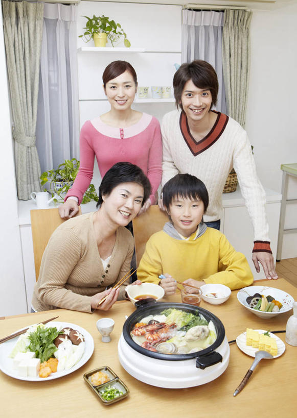 东方人,儿童,家庭,母亲,父亲,女儿,儿子,祖母,祖父,三代同堂,客厅,坐,笑,微笑,露齿笑,竖图,室内,白天,正面,烹饪,纯洁,植物,餐桌,窗户,筷子,桌子,萝卜,胡萝卜,蔬菜,餐具,椅子,亚洲,五个人,握,服装,新鲜,碟子,盘,盆栽,菌菇,香菇,肉,日本料理,牛肉,料理,食品,盆景,丸子,许多人,拿,菌类,拿着,注视,休闲装,黄种人,文化,祖孙三代,传统,菜肴,美食,肉类,肉丸,玻璃窗,食物,小孩,衣服,绿色,自然,盘子,碟,日式料理,观察,看,一群人,休闲,日式,温暖,温馨,父女,父子,母女,母子,一家人,休闲服,食用菌,父爱,可爱,母爱,童年,童趣,握着,服饰,佳肴,有机食品,绿色食品,生长,奶奶,爷爷,成长,餐台,观看,祖孙,礼节,和睦,察看,起居室,关注,礼仪,肉食,童真,烂漫,无邪,外婆,外孙女,外祖母,外公,外祖父,外孙,外孙子,寿喜锅,天真,男孩,男人,男性,年轻男性,年轻女性,女孩,女人,女性,中年女性,亚洲人,孩子,全家福,孙女,孙子,进餐用具,烹调用具,红萝卜,甘荀,坐着,半身,彩图,牛肉火锅,融洽,男生,女生,爸爸,多代同堂,妈妈