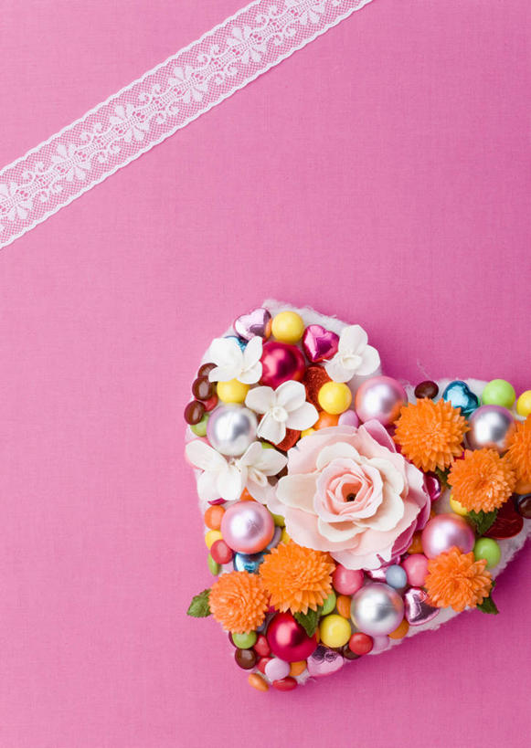 无人,竖图,俯视,室内,特写,白天,爱情,智慧,玫瑰,纺织品,阴影,粉色背景,爱心,艺术,反射,布,影子,非洲菊,玫瑰花,蕾丝,织物,浪漫,文化,赤素馨花,插花,温暖,温馨,心形,菊花,恩爱,摄影,影棚,布匹,插花艺术,和睦,创造,创作,想象,缅栀子,扶郎花,灯盏花,千日菊,蛋黄花,鸡蛋花,缅栀花,大季花,印度素馨,刺玫花,徘徊花,心型,彩图,高角度拍摄,影棚拍摄,拍摄,镂空织物,融洽