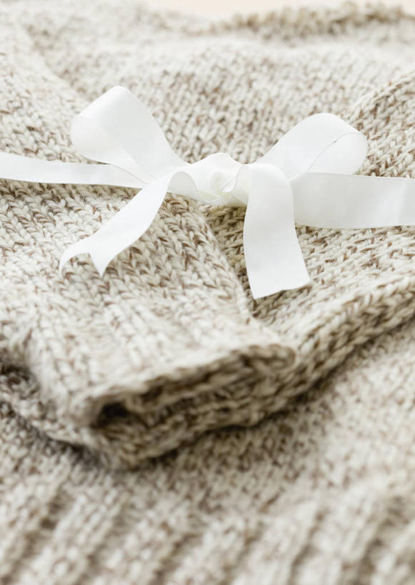 无人,竖图,俯视,室内,特写,白天,毛衣,静物,阴影,反射,丝绸,丝带,影子,缎带,绸带,白色,灰色,蝴蝶结,一件,摄影,影棚,捆绑,线衫,绑缚,毛线衣,绒线衣,彩图,高角度拍摄,影棚拍摄,绒衣,套衫,套头毛衣,线衣,拍摄