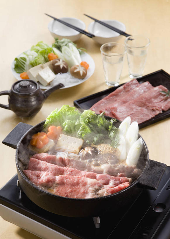 无人,竖图,俯视,室内,特写,白天,烹饪,筷子,桌面,桌子,萝卜,胡萝卜,蔬菜,餐具,阴影,朦胧,模糊,新鲜,反射,木制,影子,肉,日本料理,牛肉,料理,食品,文化,传统,菜肴,美食,肉类,食物,木制品,日式料理,日式,佳肴,有机食品,绿色食品,礼节,礼仪,肉食,寿喜锅,进餐用具,红萝卜,甘荀,彩图,高角度拍摄,牛肉火锅