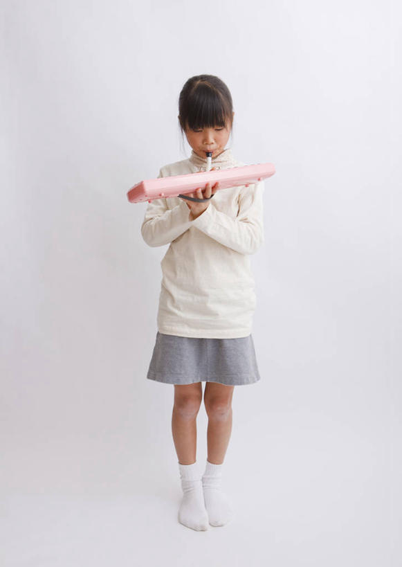 东方人,儿童,一个人,站,竖图,室内,白天,白色背景,正面,纯洁,亚洲,仅一个女性,仅一个人,握,服装,木制,乐器,拿,演奏,拿着,注视,休闲装,黄种人,小孩,衣服,木制品,观察,看,站着,仅一个小孩,休闲,休闲服,可爱,童年,童趣,握着,摄影,服饰,影棚,观看,打击乐器,察看,木琴,关注,童真,烂漫,无邪,巴拉风,天真,女孩,女人,女性,亚洲人,孩子,站立,彩图,全身,影棚拍摄,拍摄,女生