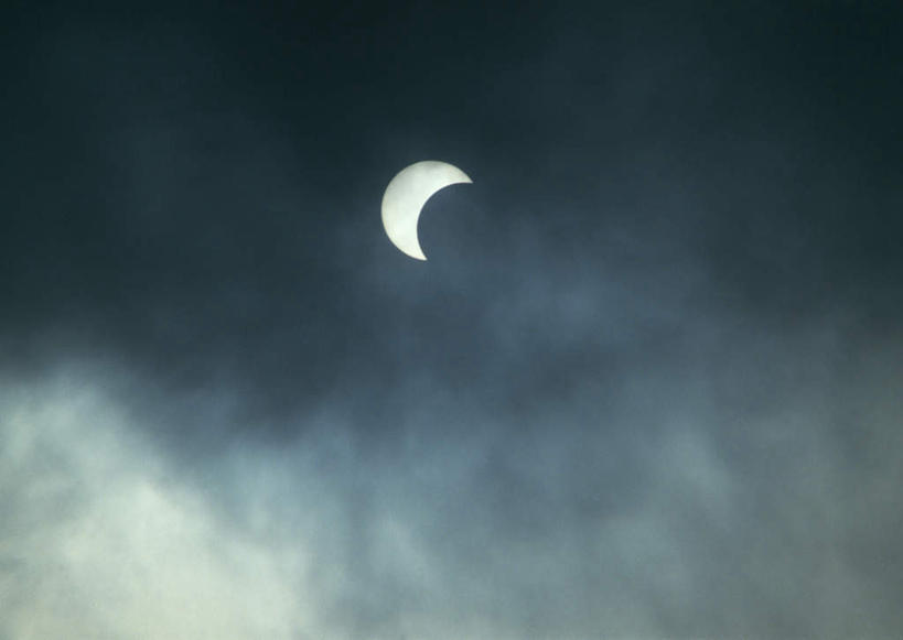 无人,横图,室外,特写,夜晚,仰视,美景,景观,乌云,月亮,云,阴天,云朵,月光,云彩,白色,天空,自然,天,景色,明亮,昏暗,阴沉,自然风光,皎洁,彩图,低角度拍摄