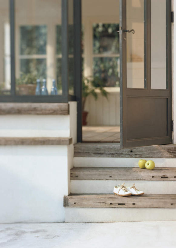 无人,家,竖图,室外,白天,正面,植物,窗户,楼梯,门,苹果,水果,鞋子,新鲜,盆栽,房屋,阶梯,屋子,生食,食品,果实,盆景,楼房,玻璃窗,台阶,住宅,食物,绿色,自然,门框,打开,有机食品,绿色食品,生长,成长,休闲鞋,板鞋,开启,彩图,房子