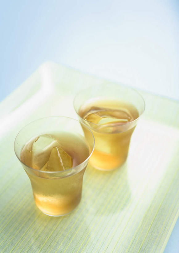 无人,竖图,俯视,室内,特写,白天,幸福,茶,桌面,桌子,杯子,阴影,反射,木制,影子,冰,冰块,茶叶,两杯,娱乐,冷冻,玻璃制品,两个,木制品,水杯,享受,休闲,温馨,放松,寒冷,乐趣,摄影,影棚,大麦茶,冷藏,大麦,冰冷,提神,舒适,醒脑,保鲜,玻璃杯,彩图,高角度拍摄,影棚拍摄,拍摄