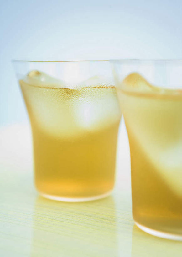 无人,竖图,室内,特写,白天,正面,幸福,茶,桌面,桌子,杯子,阴影,反射,木制,影子,冰,冰块,茶叶,两杯,娱乐,冷冻,玻璃制品,两个,木制品,水杯,享受,休闲,温馨,放松,寒冷,乐趣,摄影,影棚,大麦茶,冷藏,大麦,冰冷,提神,舒适,醒脑,保鲜,玻璃杯,彩图,影棚拍摄,拍摄