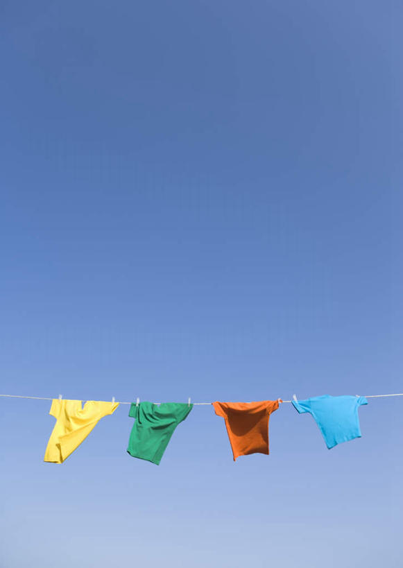 无人,竖图,室外,特写,白天,仰视,静物,一排,吊挂,悬挂,阴影,服装,整齐,光线,影子,塑料,挂,休闲装,排列,衣服,黄色,蓝色,绿色,蓝天,天空,阳光,夹子,晾衣绳,绳子,塑料制品,天,四件,休闲,休闲服,橙色,服饰,晴朗,队列,衣夹,万里无云,晴空,晴空万里,彩图,低角度拍摄